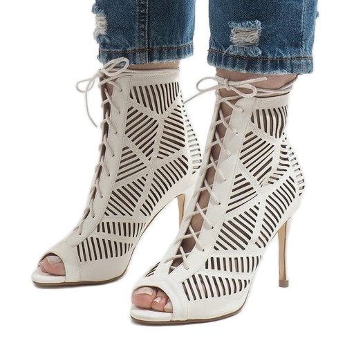 Botas brancas em um pino 1610-225 branco 1