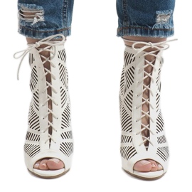 Botas brancas em um pino 1610-225 branco 2