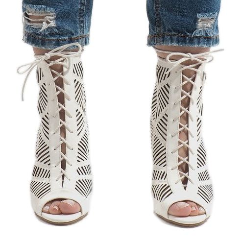 Botas brancas em um pino 1610-225 branco 2