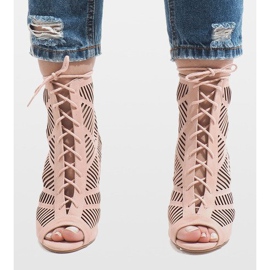 Botas rosa em um pino 1610-225 2 Botas rosa em um pino 1610-225 2