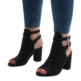 Botas pretas na coluna 173-853 preto 1 Botas pretas na coluna 173-853 preto 1