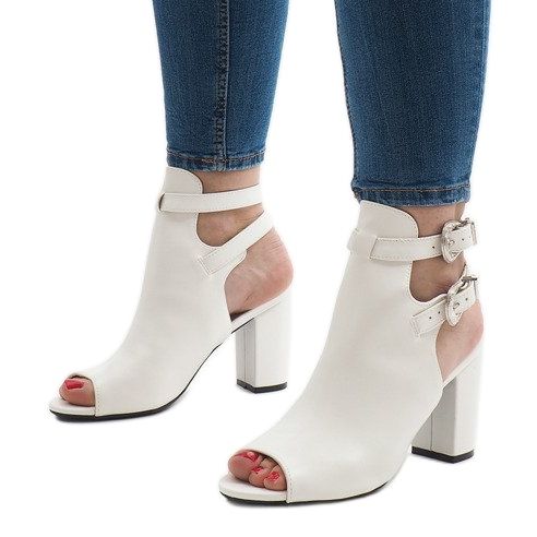 Botas brancas no poste 173-853 branco 1 Botas brancas no poste 173-853 branco 1