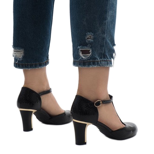 Bombas pretas no poste 2239-1 preto 1