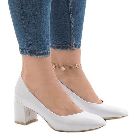 Bombas lacadas a branco no poste 7501-1 1