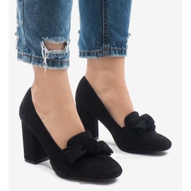 Bombas de camurça preta no pilar N510 preto 2