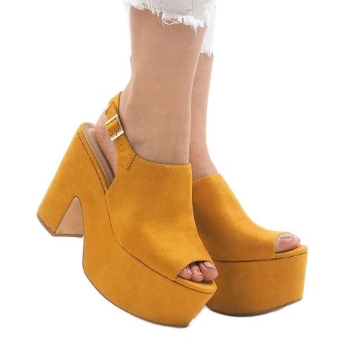 Sandálias amarelas em um maciço bloco 8263CA amarelo 2