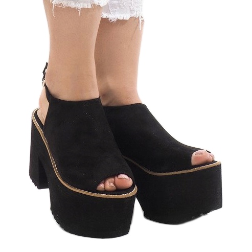 Sandálias pretas em um enorme bloco B8290 preto 1