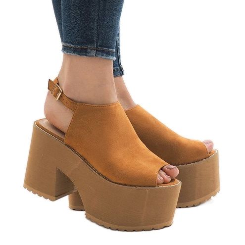 Sandálias de camelo em um enorme bloco B8290 marrom 2