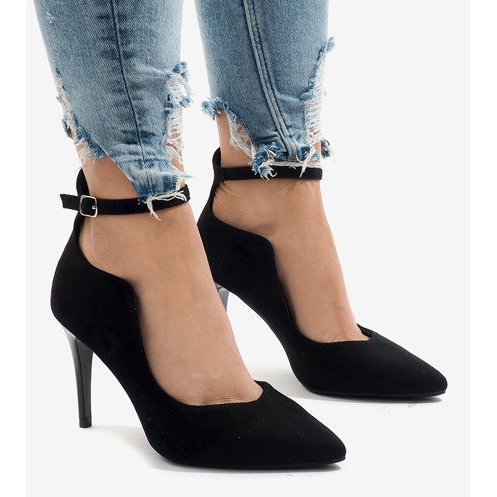 Sapatos pretos em um salto B-54 1
