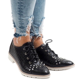 Sapatos vazados pretos com tachas G-106-2 1