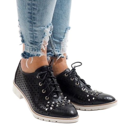 Sapatos vazados pretos com tachas G-106-2 1