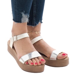 Sandálias brancas na plataforma 22-07 branco 1