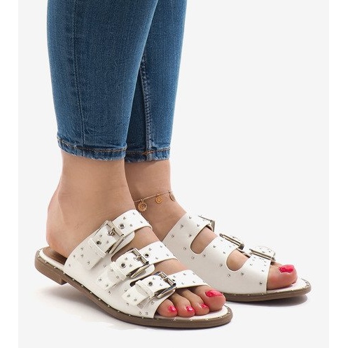 Chinelos brancos com tachas e fivela F-3659 1