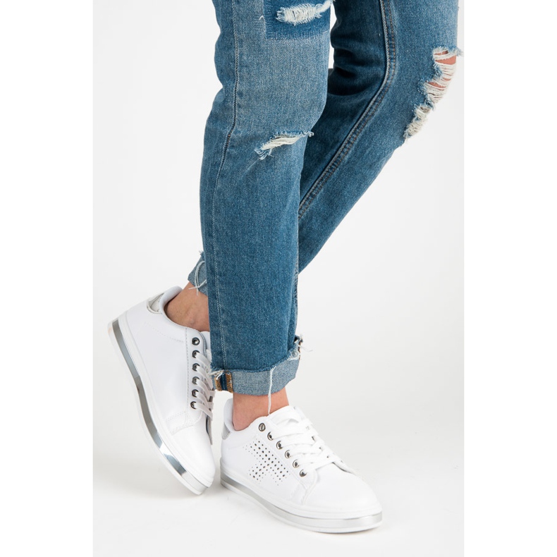 Tênis brancos com holograma 2