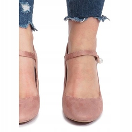 Sapatos cor-de-rosa no posto Milaya 1