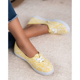 Tênis com padrão VICES branco amarelo 1
