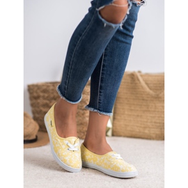 Tênis com padrão VICES branco amarelo 2