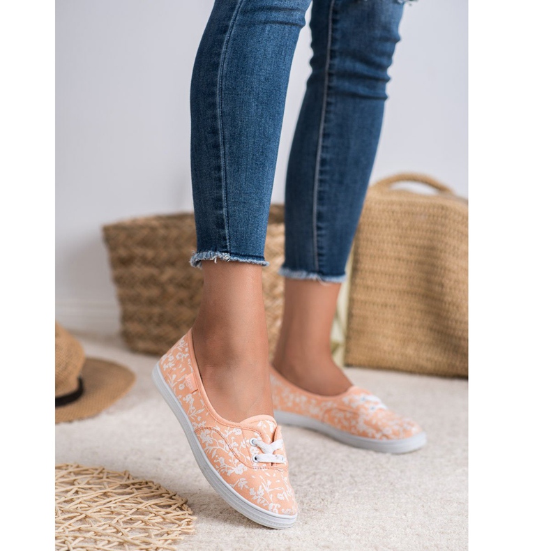 Tênis com padrão VICES branco laranja 1 Tênis com padrão VICES branco laranja 1