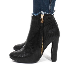 Botas pretas em uma barra de cobra preto 2