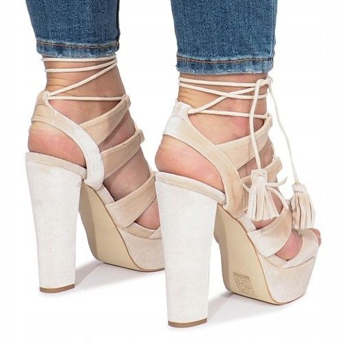 Sandálias cinza em um post de veludo One Love 1