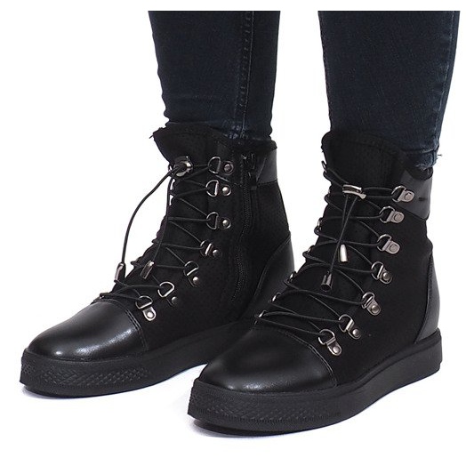 Tênis de cunha preta perfurada da Mathilde preto 1