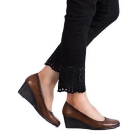 Vinceza Bombas marrons em uma cunha marrom 2