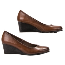 Vinceza Bombas marrons em uma cunha marrom 1