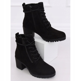 Botas pretas no protetor W358 Preto 2