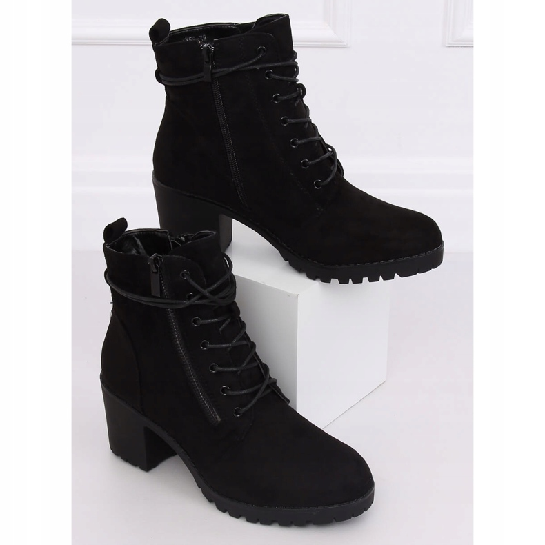 Botas pretas no protetor W358 Preto 2