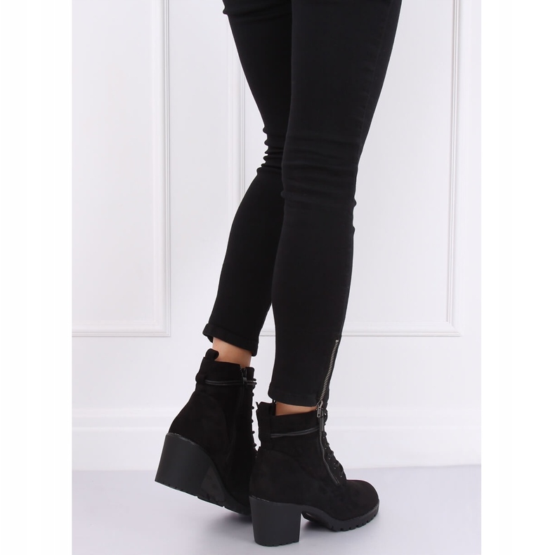 Botas pretas no protetor W358 Preto 1