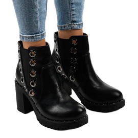 Botins pretos com tachas D37-5 1