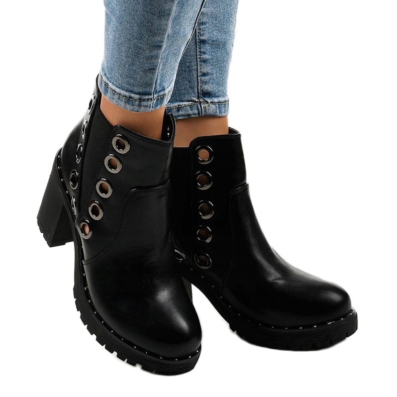 Botins pretos com tachas D37-5 2