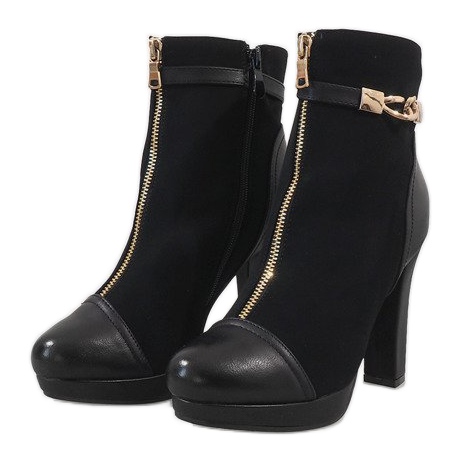 Botas pretas em um poste ZH658 preto 1