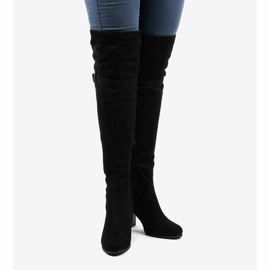 Botas de camurça preta no poste isolado R18-17 preto 2