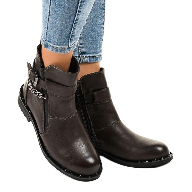Botas cinza isoladas com corrente G-162-1 marrom 1