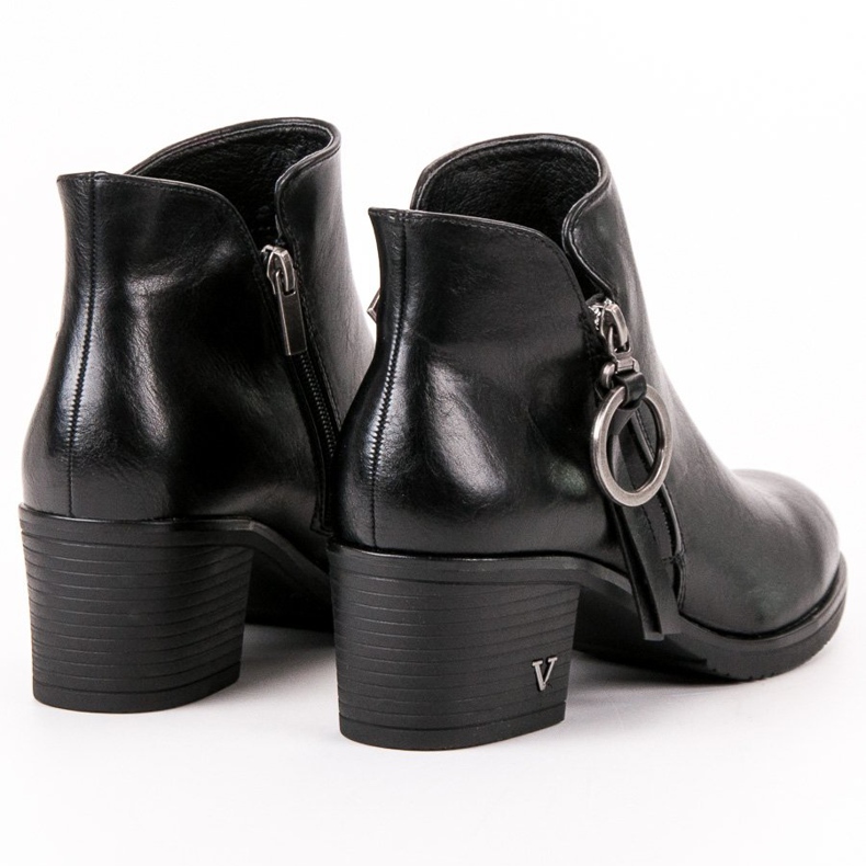 Vinceza Botas pretas em um poste preto 1