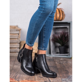 Vinceza Botas pretas em um poste preto 2