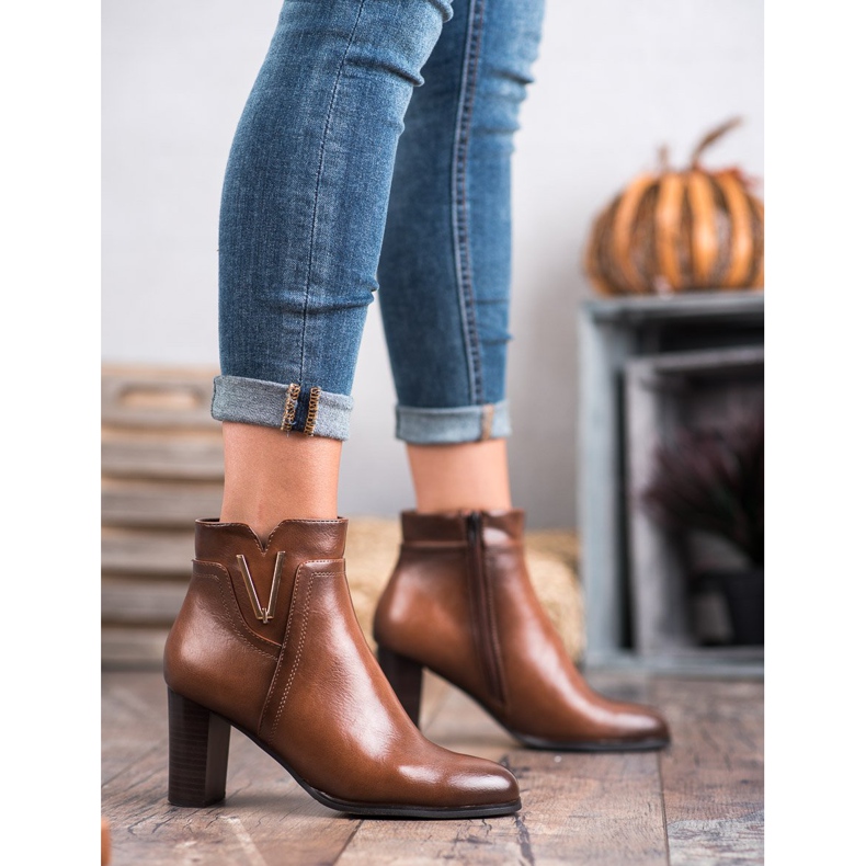 Vinceza Botas marrons em um poste castanho 1