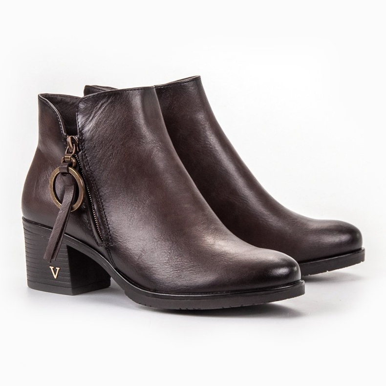 Vinceza Botas marrons em um poste castanho 1