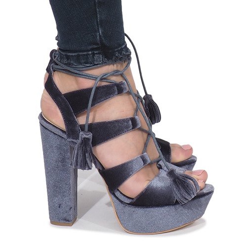 Sandálias cinza em um post de veludo One Love 1