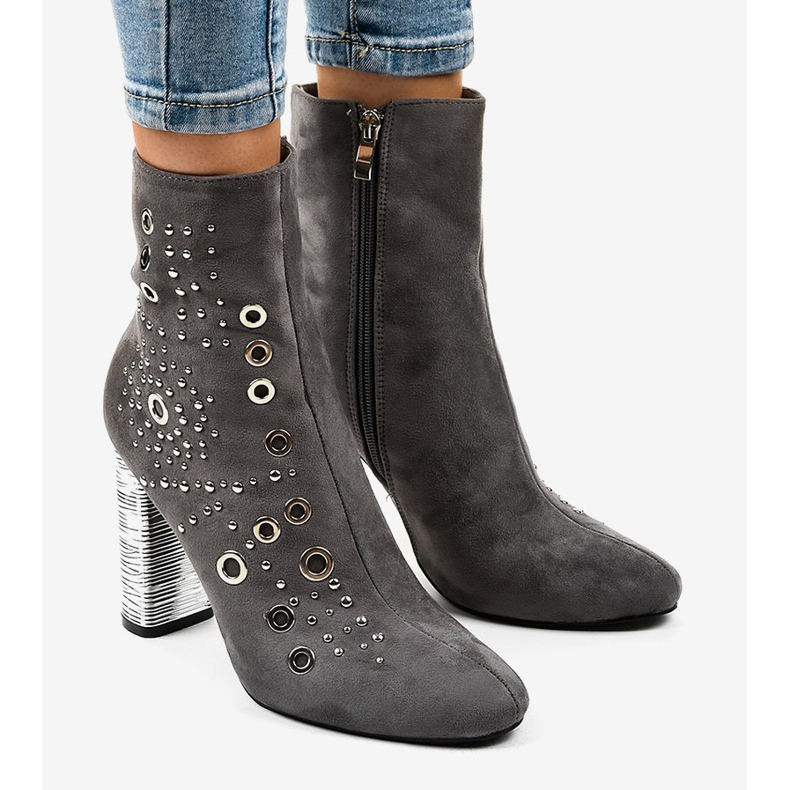 Botas de camurça cinza no poste AE28P 1