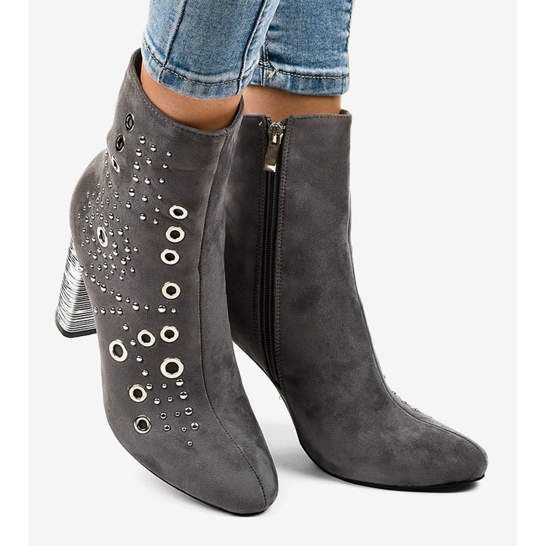 Botas de camurça cinza no poste AE28P 2