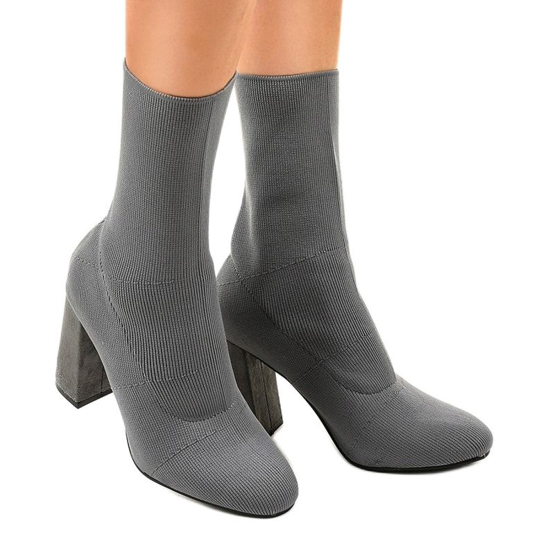 Botas cinza no post QQ08 1 Botas cinza no post QQ08 1