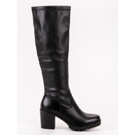 Botas em um post VINCEZA preto 2