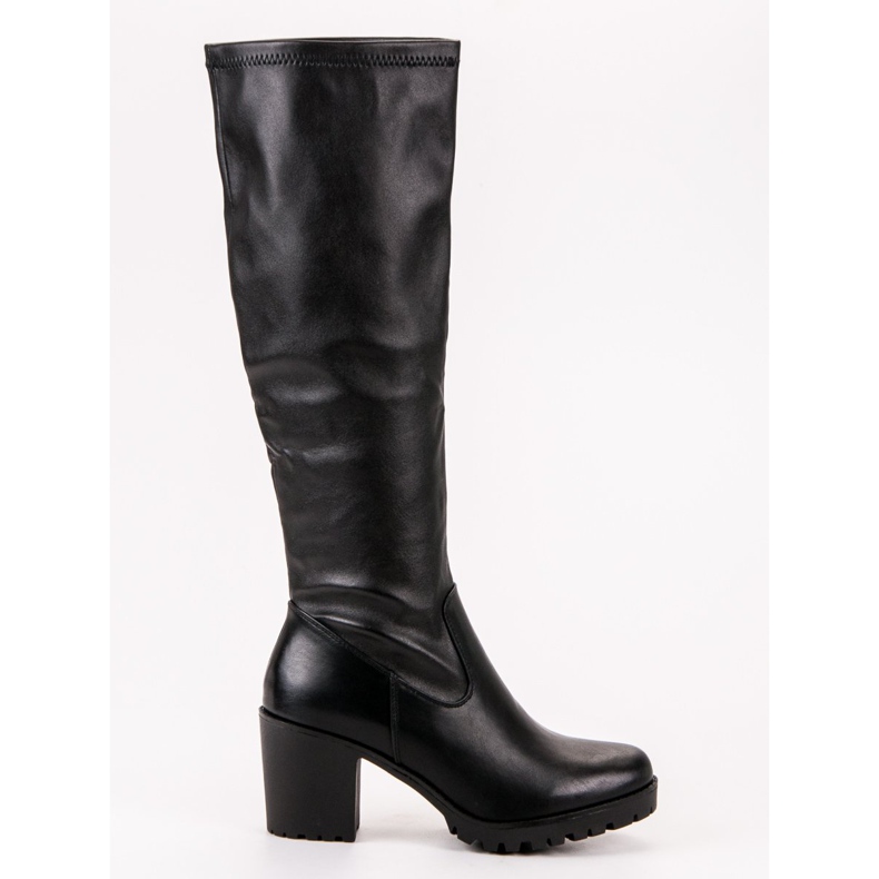 Botas em um post VINCEZA preto 2