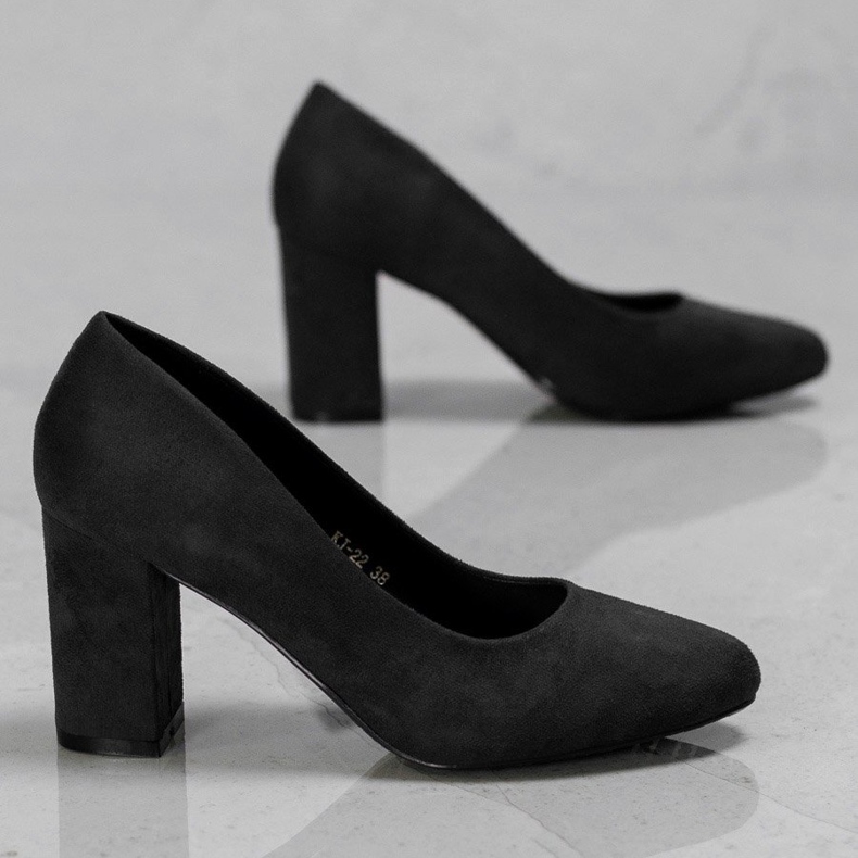 Ch. Creation Bombas em um pilar preto 1