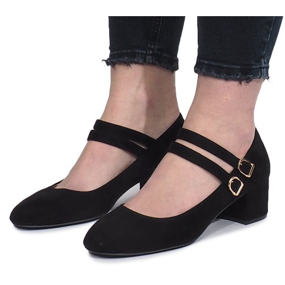 Sapatos pretos no posto Tamara 1