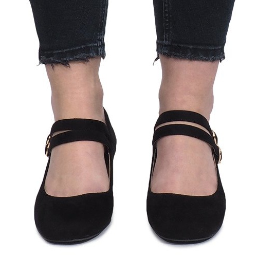 Sapatos pretos no posto Tamara 2