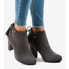 Botas de camurça cinza no poste JA75 2