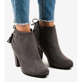 Botas de camurça cinza no poste JA75 1